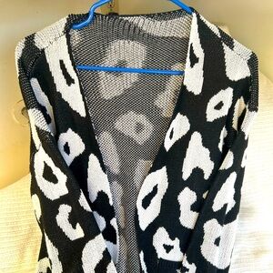 Cheetah print black and white cardigan with pockets.